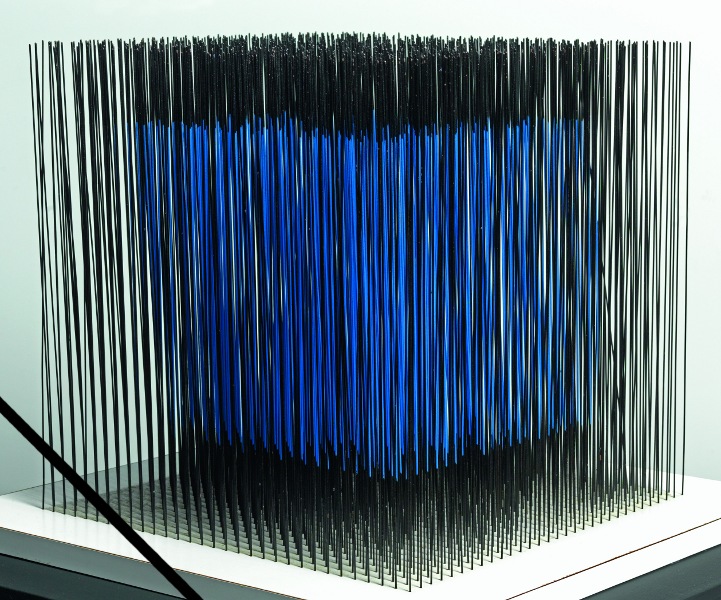 Soto dans la collection du Musée national d'art moderne : Cube bleu interne, 1976 Peinture acrylique sur bois, métal peint 50 x 50 x 32 cm Dation, 2011 Centre Pompidou, MNAM-CCI / Georges Merguerditchian / Dist. RMN-GP © Adagp, Paris 2013